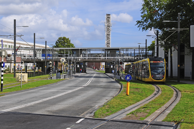900288 Gezicht op de Heidelberglaan te Utrecht, met de luchtbrug naar de parkeergarage van het Universitair Medisch ...